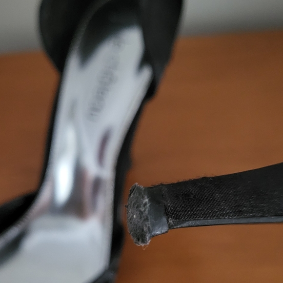 Le chateau heels with bow in back. Size 6 - Picture 7 of 7